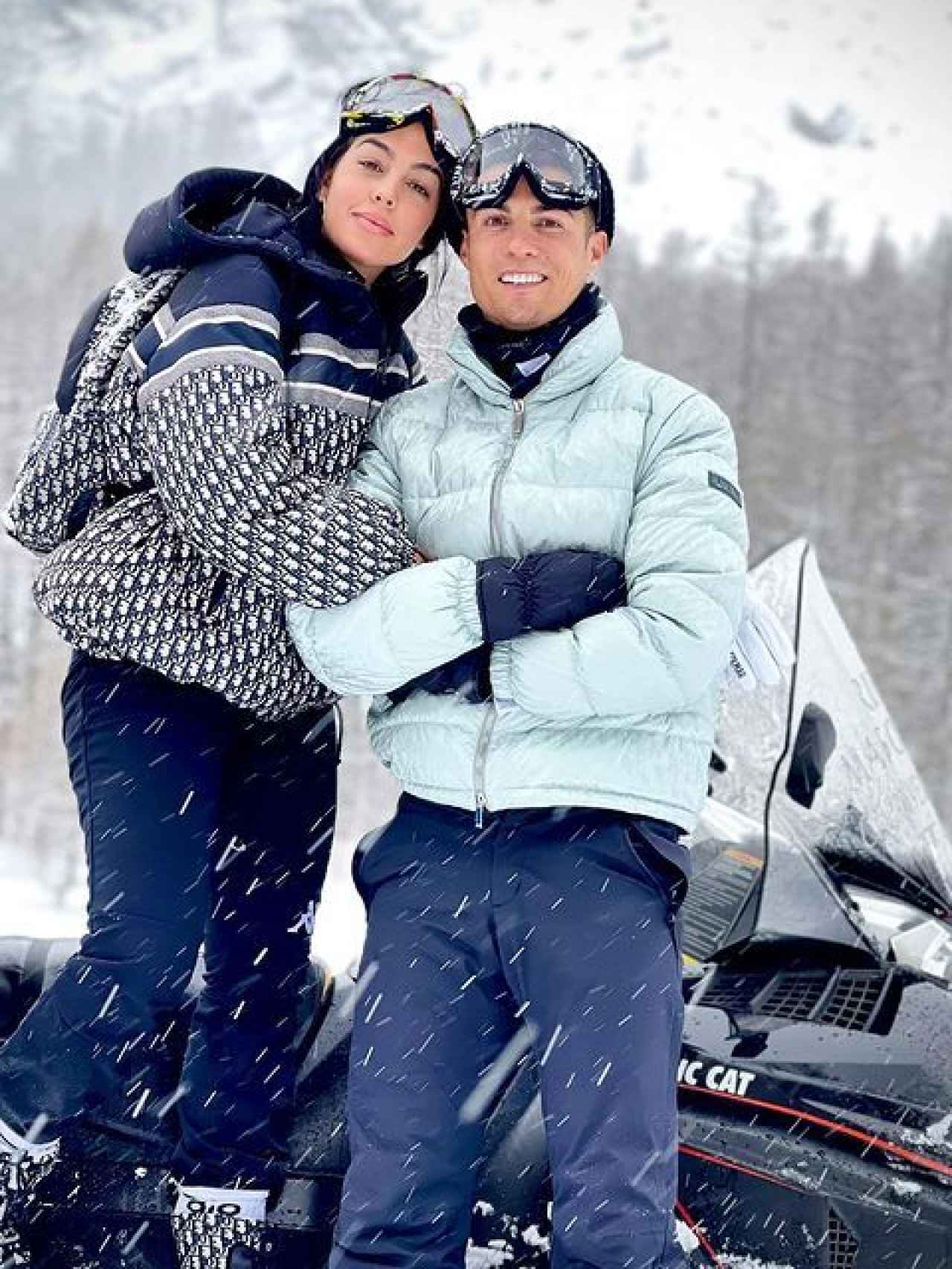 Georgina y Cristiano vestidos de Dior en su viaje a la nieve.