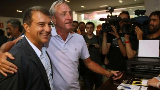 Johan Cruyff, con Joan Laporta en 2015