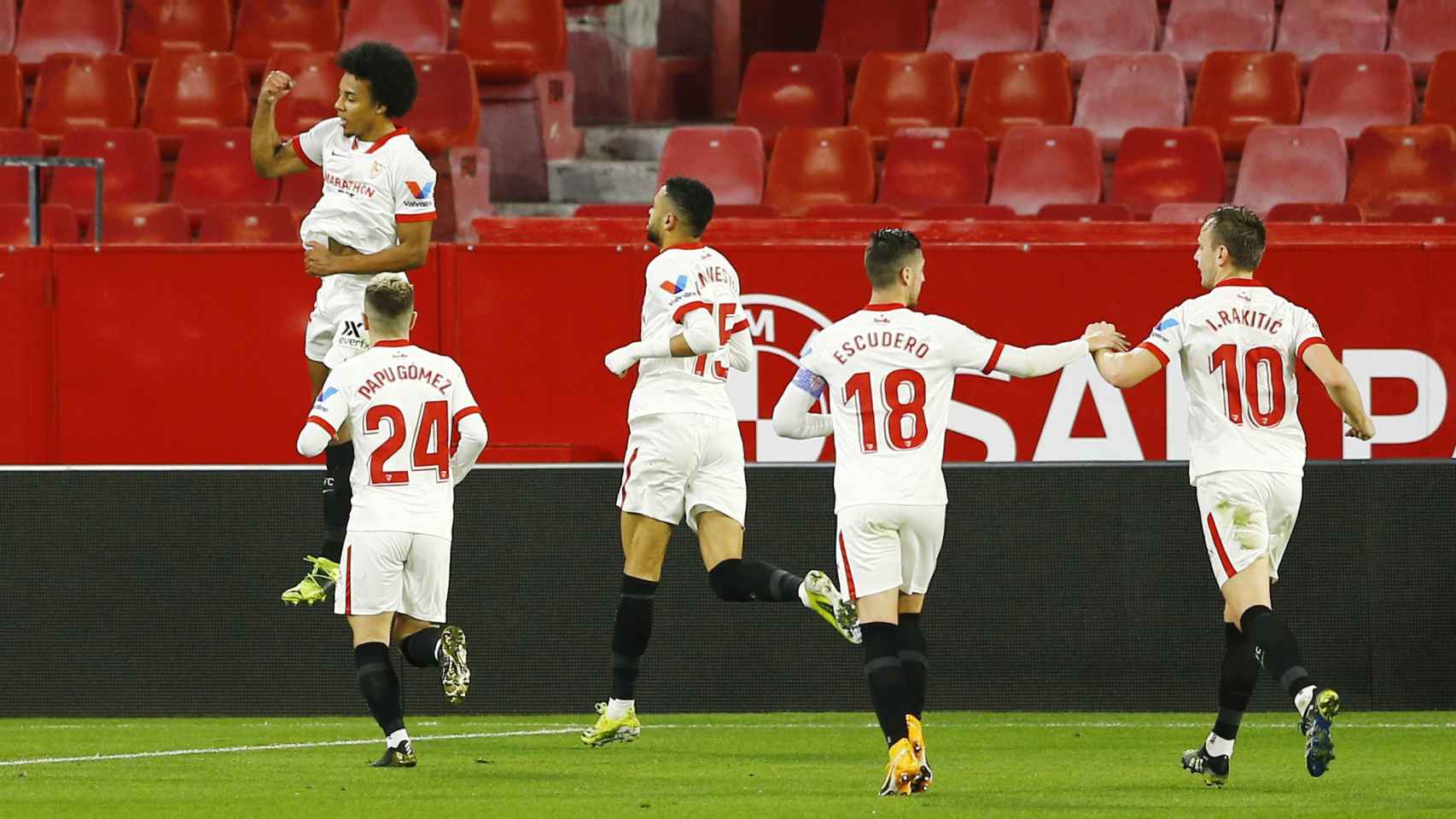 Celebración de Jules Koundé junto a los jugadores del Sevilla
