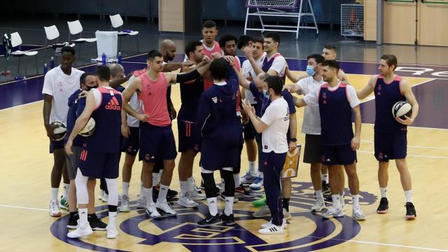 Piña del Real Madrid tras el entrenamiento