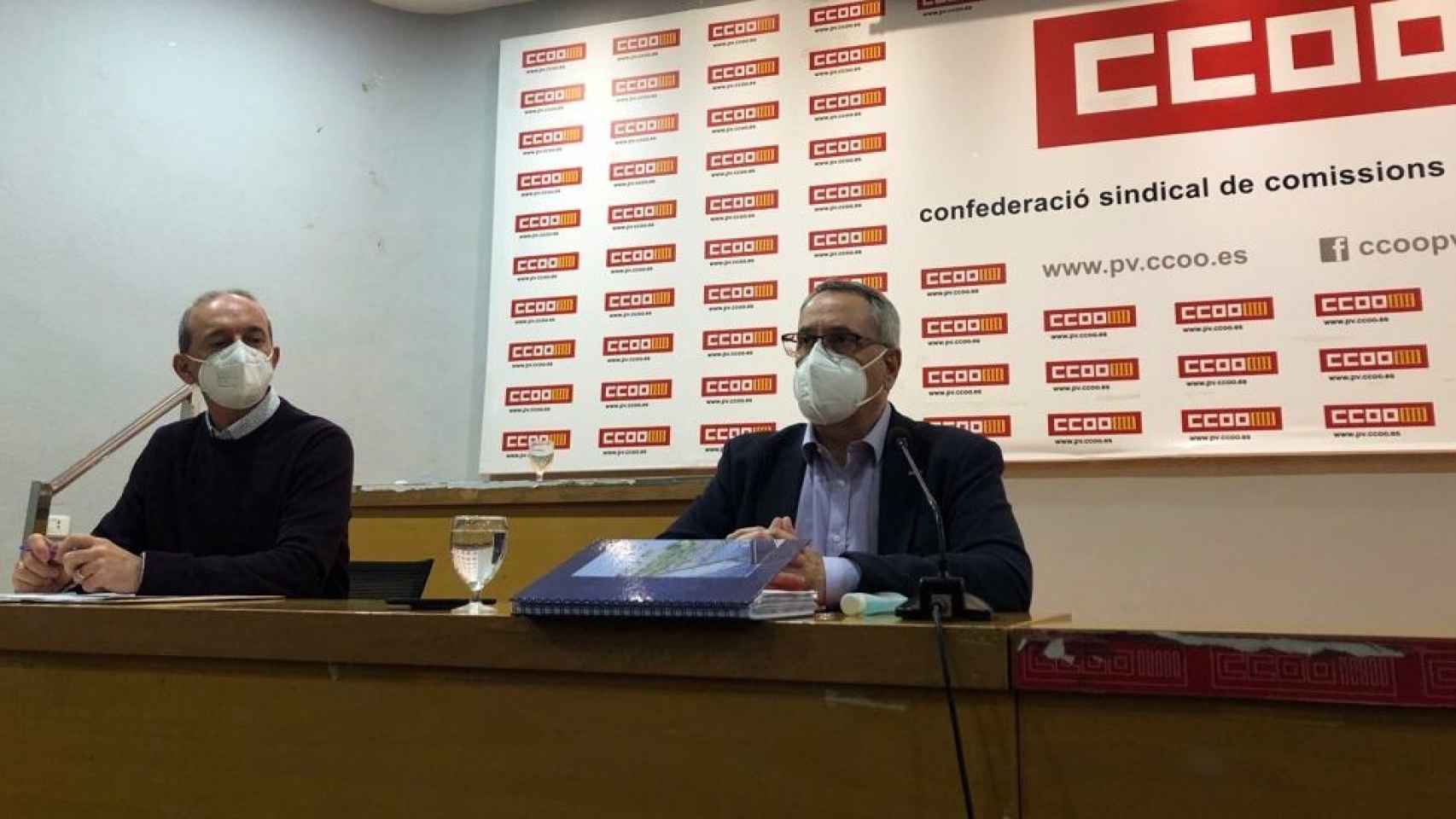 Arturo León (derecha), en su comparecencia ante los medios para explicar su dimisión. EE