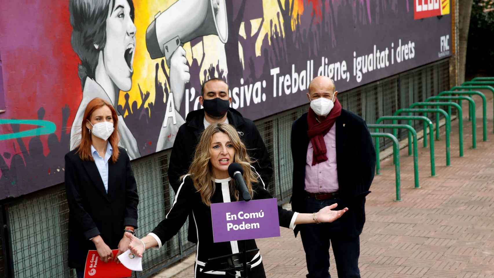 La ministra de Trabajo, Yolanda Díaz, en un acto de campaña de En Comú Podem, este miércoles ante la sede de CCOO del Bajo Llobregat.