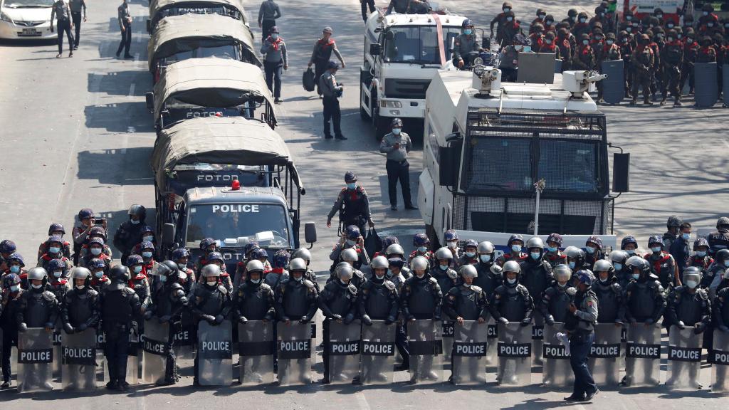 Antidisturbios en las calles de Rangún ante las protestas contra el golpe de Estado en Birmania.