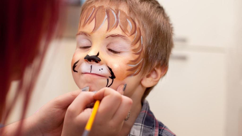 Un niño maquillándose para Carnaval, en una foto de archivo.