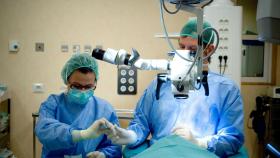 El Quirón de A Coruña usa una tecnología pionera que mejora la cirugía de catarata