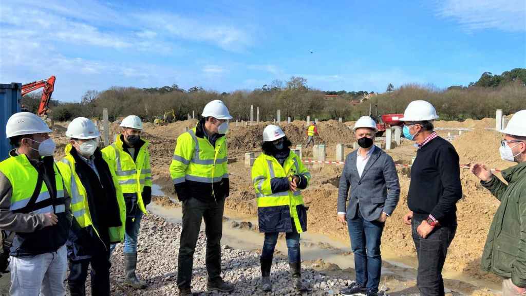 El delegado de la Zona Franca, David Regades, durante su visita a las obras de Porto do Molle.