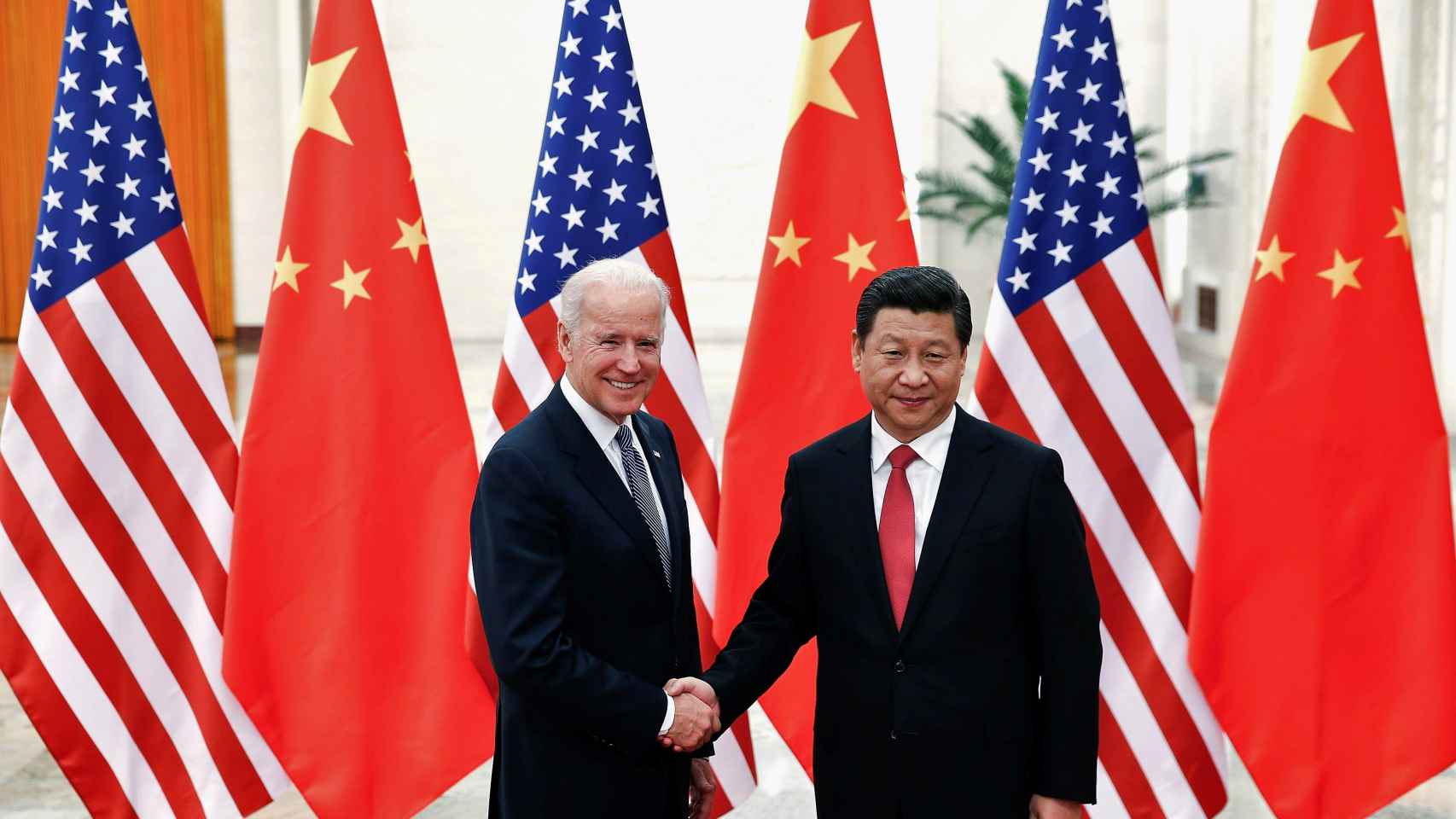 Los presidentes Joe Biden (izqda) y Xi Jinping (dcha).