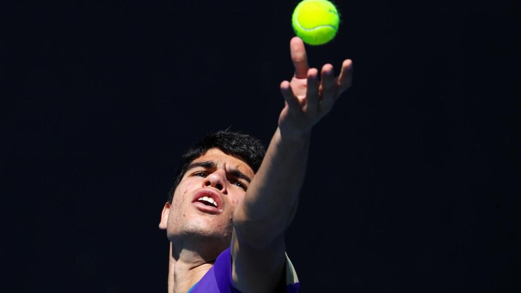 Alcaraz, al saque durante la segunda ronda del Abierto de Australia.