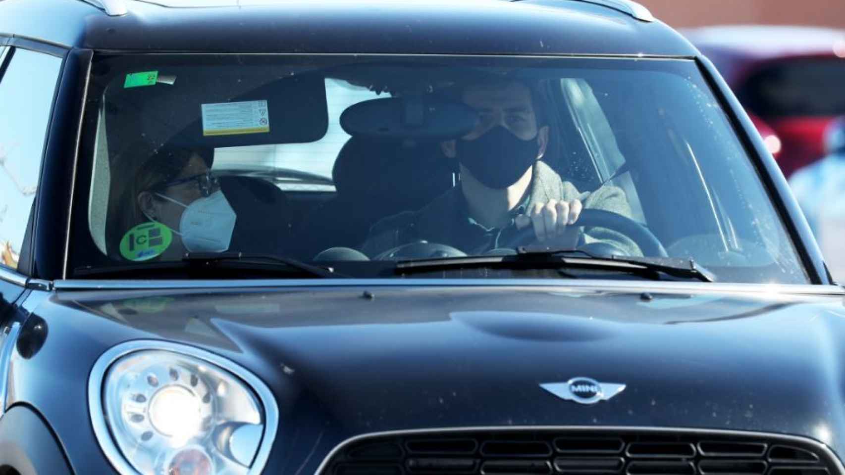 Goyi Arévalo y su yerno, Iker Casillas, llegando al hospital donde está ingresada Sara.