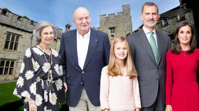 Los reyes eméritos, los reyes Felipe VI y Letizia y la heredera Leonor junto al Atlantic College de Gales en un montaje de Jaleos.