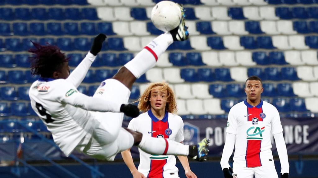 Xavi Simons, en el medio, durante su debut con el PSG