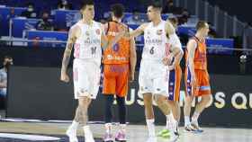 Abalde y Deck celebran una canasta en el Real Madrid - Valencia Basket