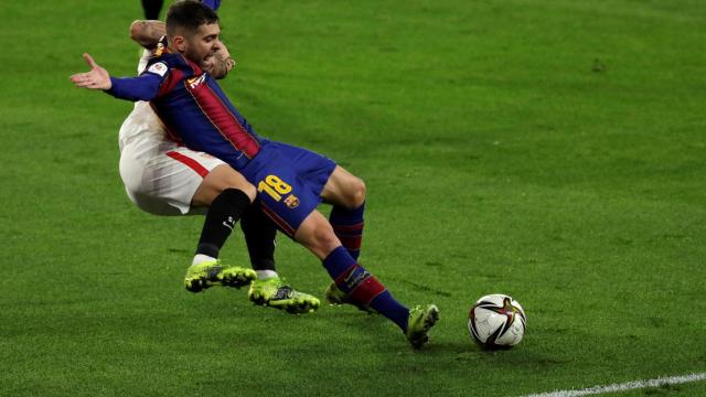 Jordi Alba reclama un penalti de Suso