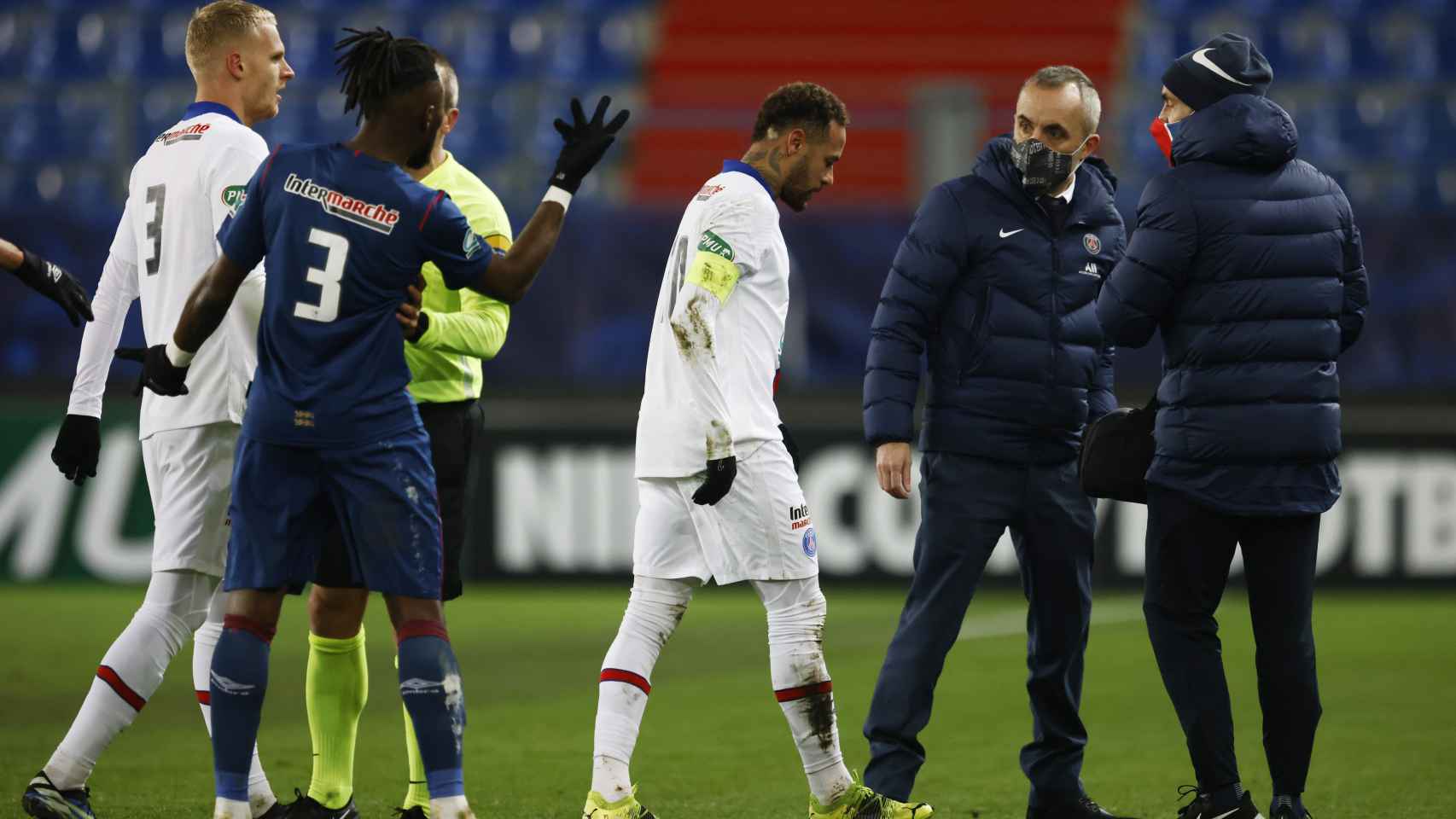 Neymar Jr. se marcha lesionado del campo en el partido frente al Caen