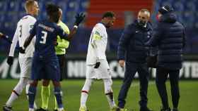 Neymar Jr. se marcha lesionado del campo en el partido frente al Caen.