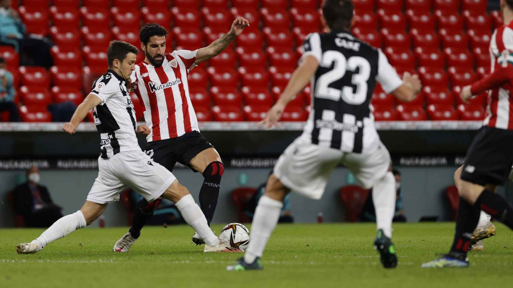 Nemanja Radoja y Raúl García pelean por un balón en el Athletic - Levante de Copa del Rey