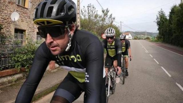 Fernando Alonso, en bicicleta por la carretera. Foto: Instagram (fernandoalo_oficial)