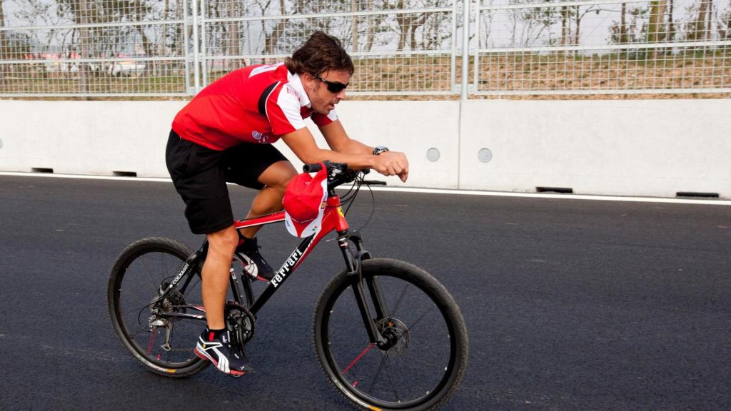 Fernando Alonso, en una foto de archivo de 2010 mientras recorría el circuito de Corea del Sur en bicicleta