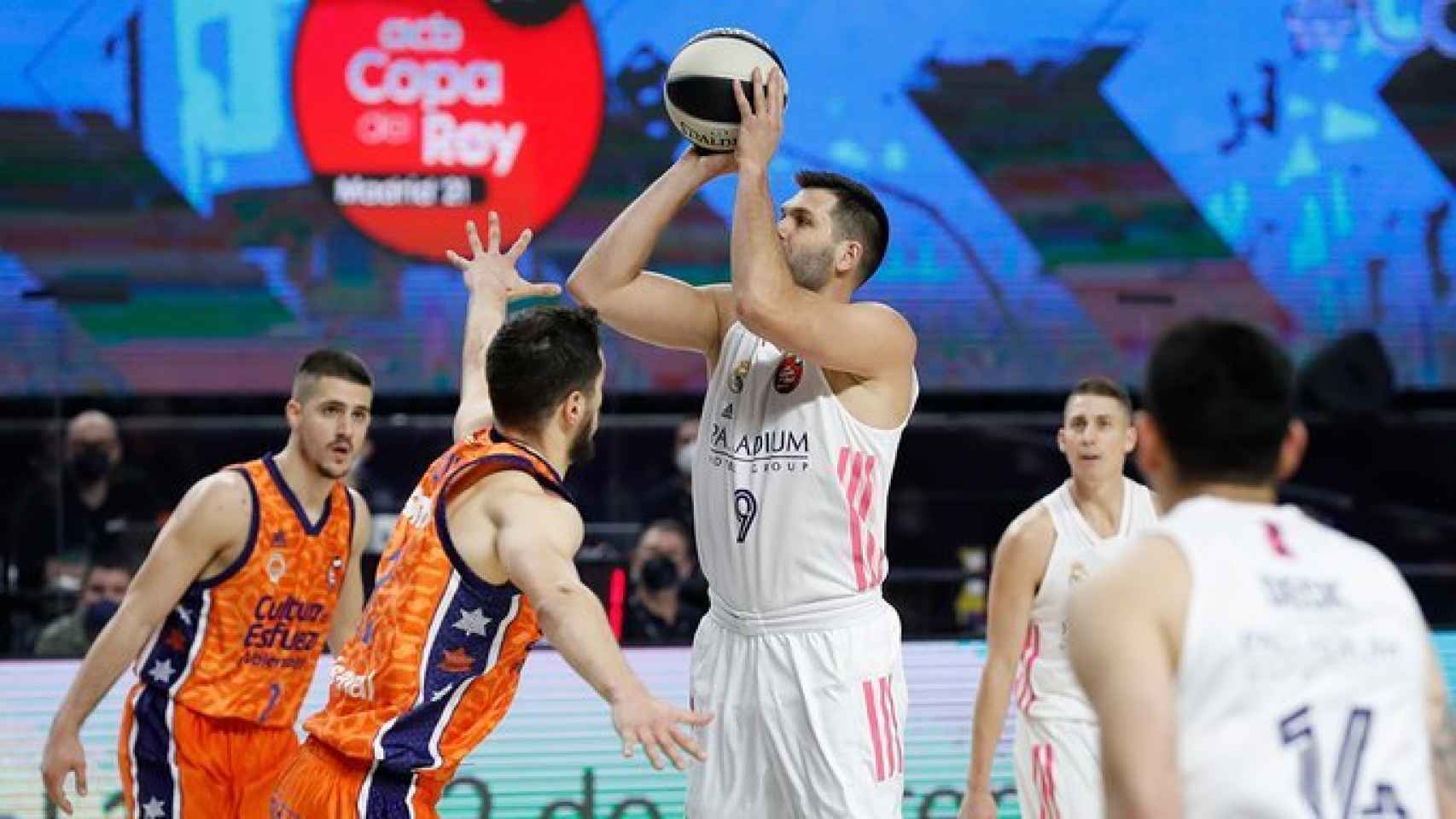Felipe Reyes lanzando a canasta ante Valencia Basket