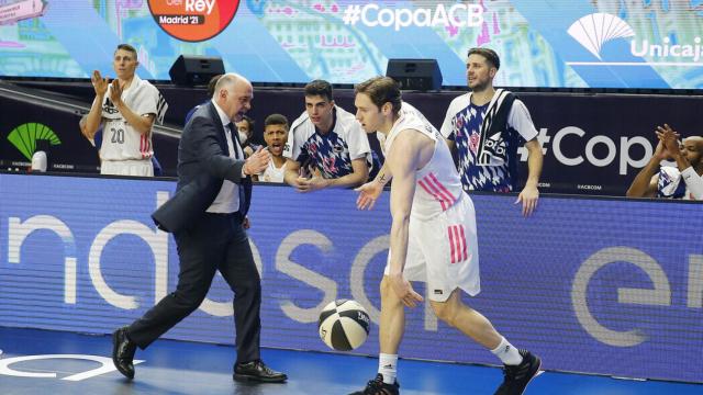 Pablo Laso chocando la mano con Causeur