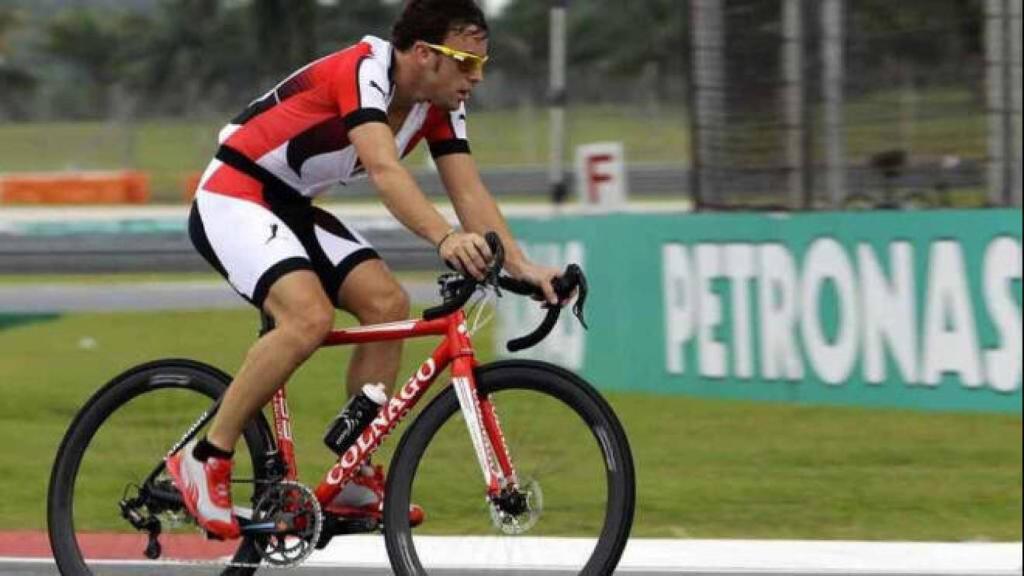 Fernando Alonso montando en bici en una imagen de archivo