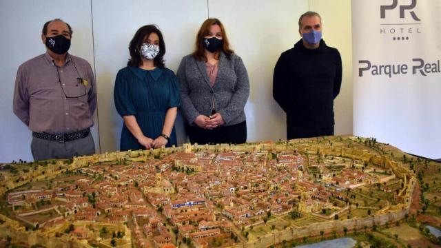 El Hotel Parque Real dona al Ayuntamiento una gran maqueta idealizada de Ciudad Real. Foto. Ayuntamiento