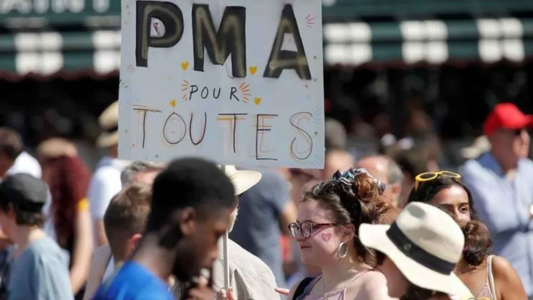 Manifestantes a favor de la ampliación de la reproducción asistida durante el del día del Orgullo de 2019 en París.