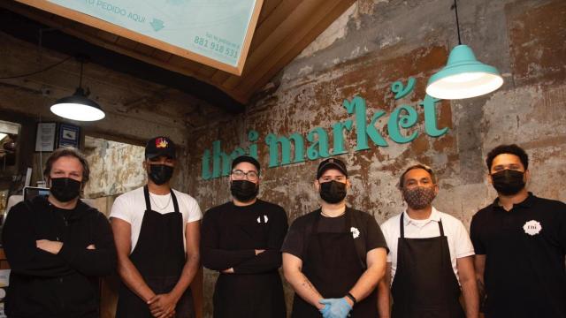 El equipo de Thai Market con Javier Domínguez (a la izquierda), su propietario