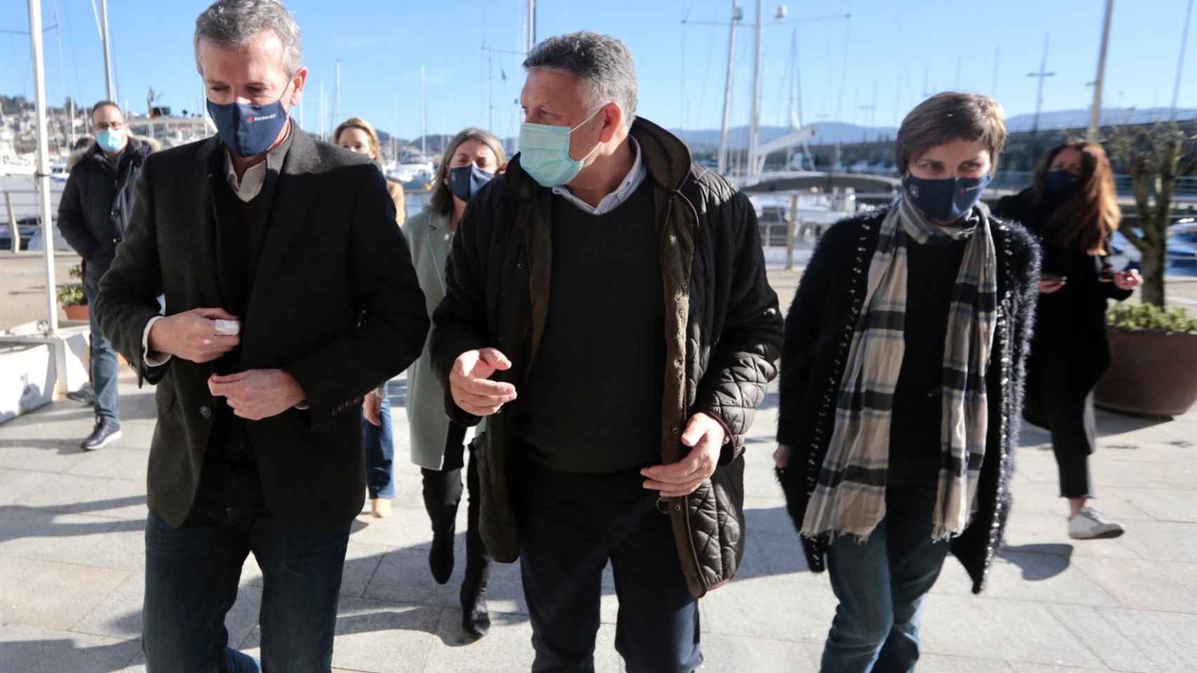 Alfonso Rueda, Telmo Martín y Nava Castro en Sanxenxo