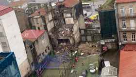 Un edificio en ruinas se derrumba en Vigo.
