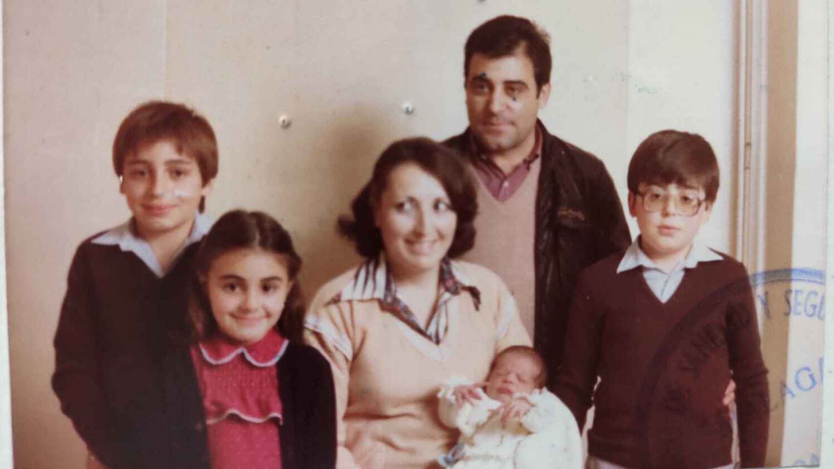 Mateo y María del Carmen junto a sus cinco hijos.