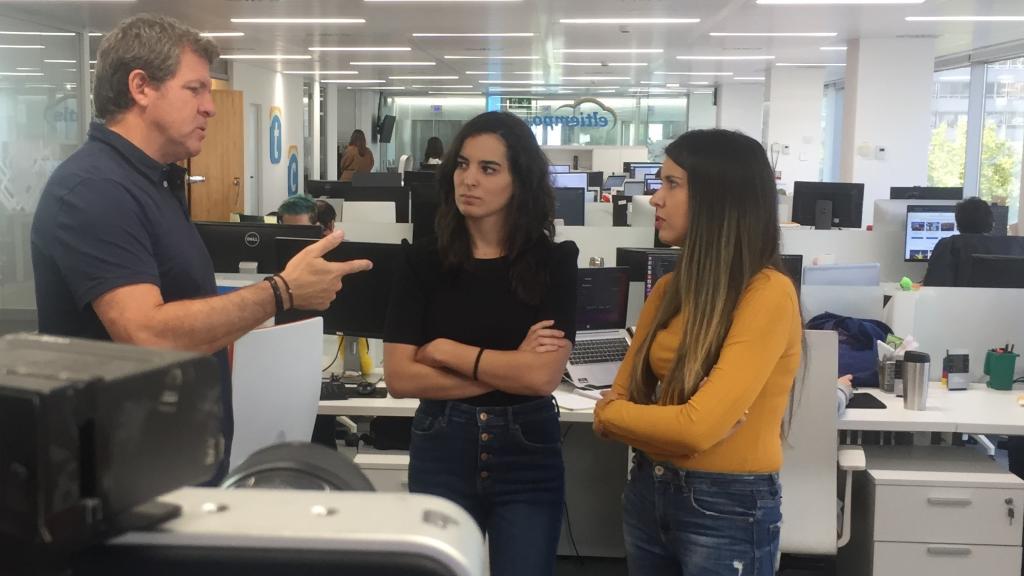 Mar Gómez, junto a Mario Picazo y parte de su equipo.