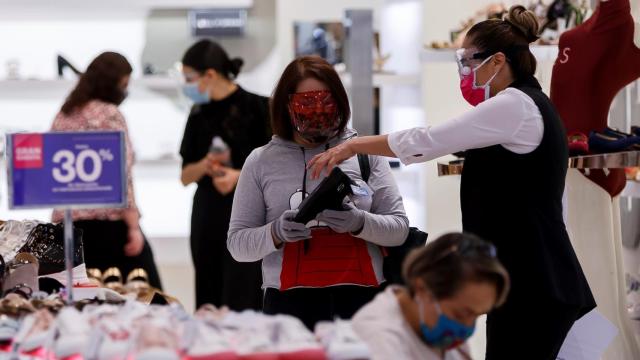 Varias personas realizan compras en un centro comercial hoy, en Ciudad de México (México).