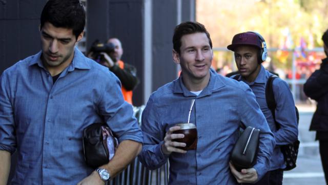 Los futbolistas Luis Suárez, Leo Messi ( bebiendo mate ) y Neymar.