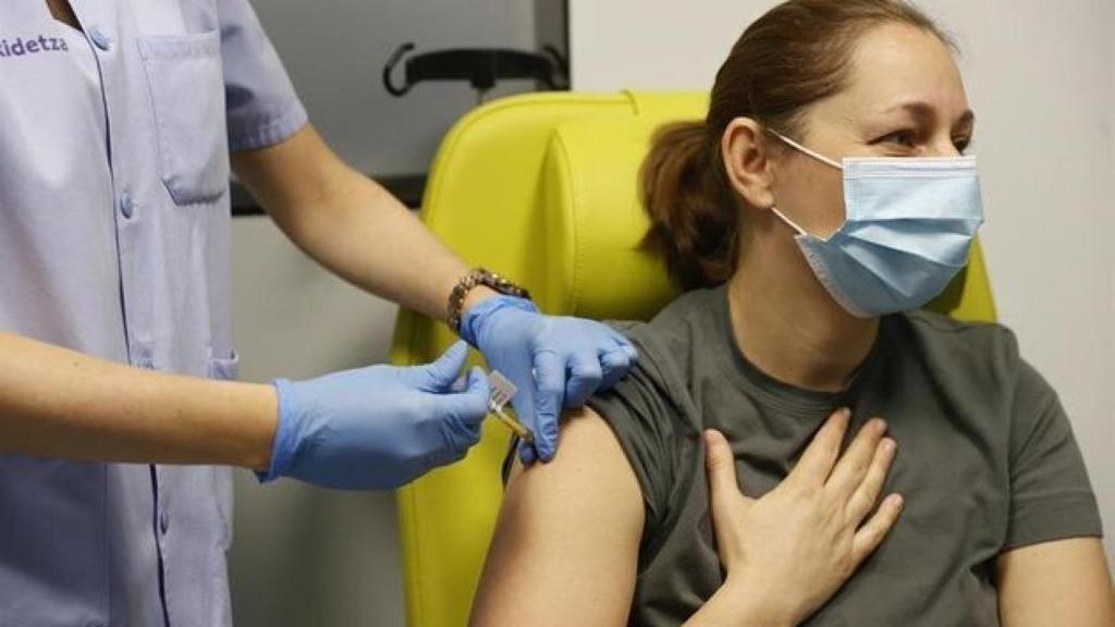 Una voluntaria española recibe una dosis de la vacuna de CureVac.