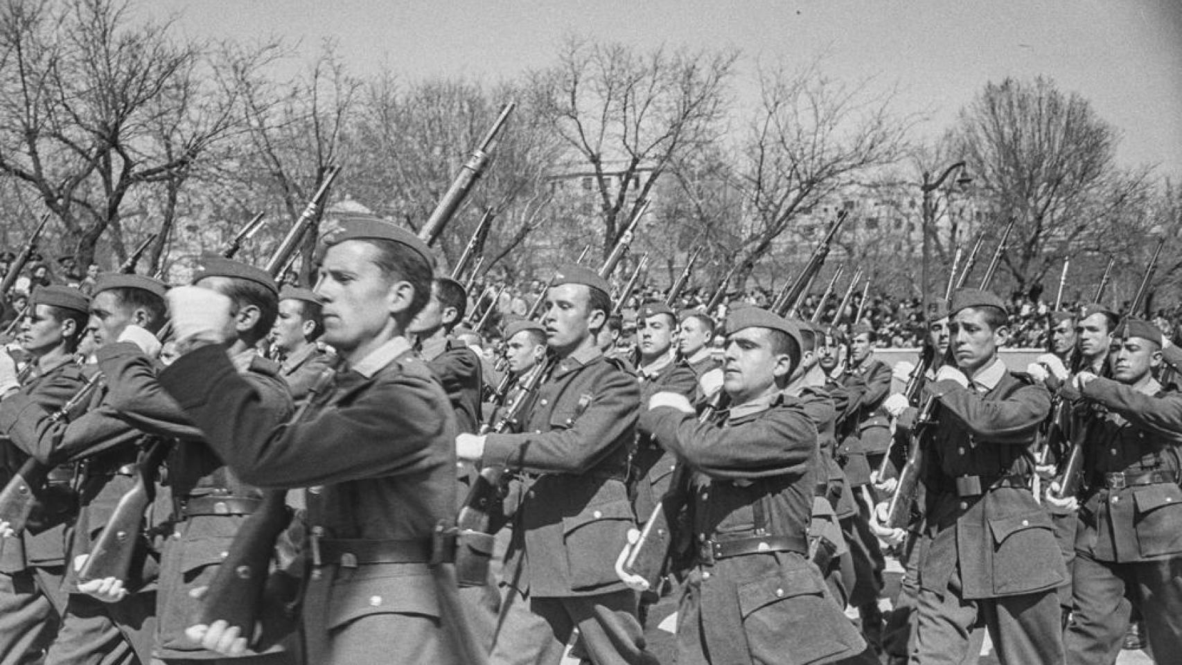 Soldados desfilando por las calles de Madrid.