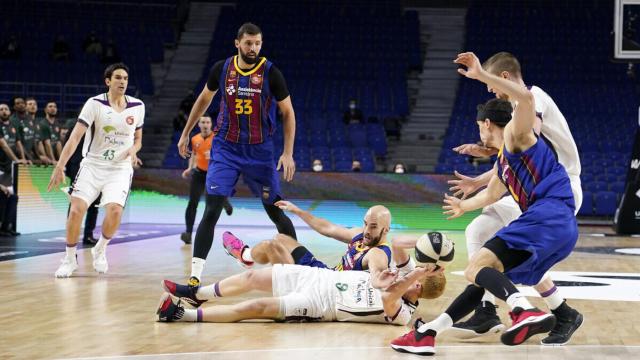 Mirotic, observando una pelea por el balón en el Barça-Unicaja