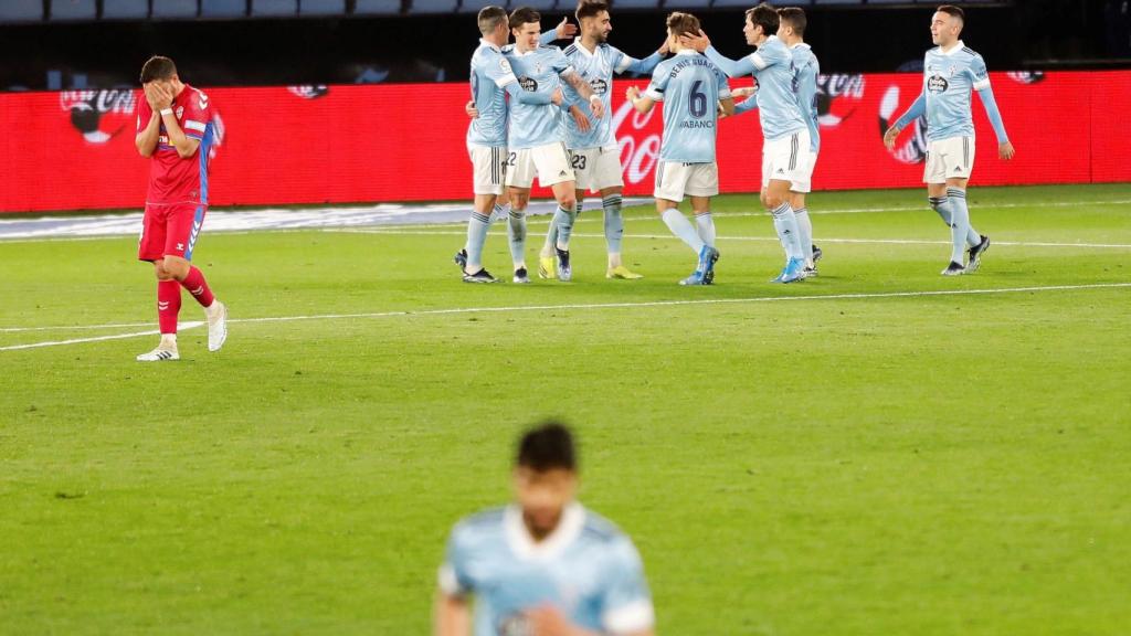 Los jugadores del Celta celebran uno de los goles ante el Elche