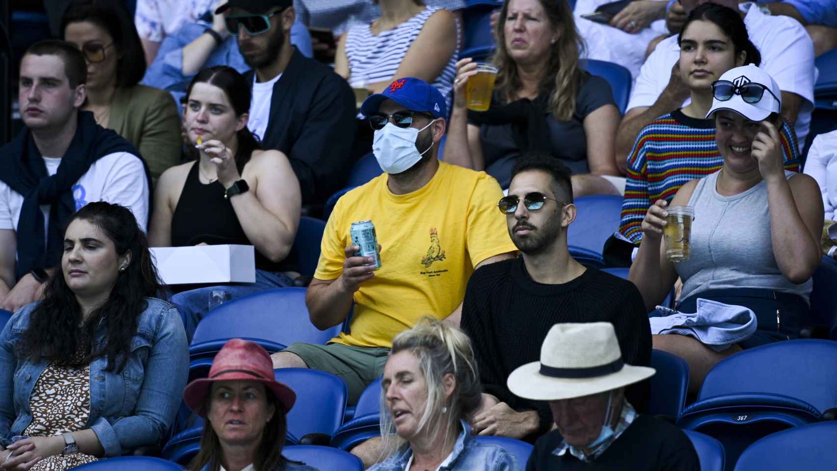 Un grupo de espectadores durante el partido de Serena Williams este viernes en Melbourne Park.