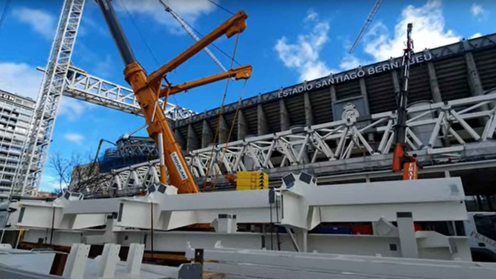 Las piezas para el montaje de la segunda cercha longitudinal de las obras del Estadio Santiago Bernabéu