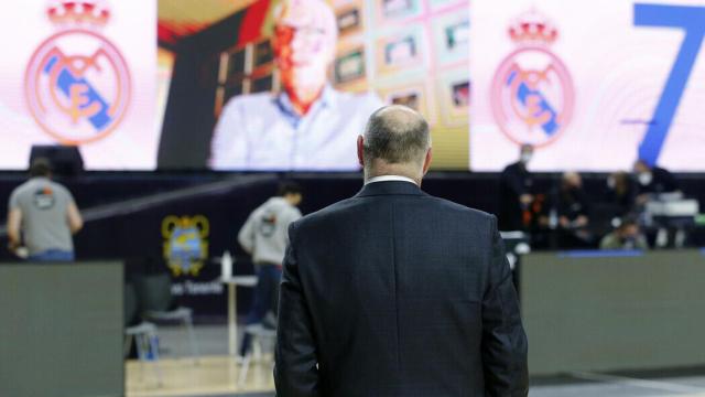 Pablo Laso escuchando las palabras de Lolo Sainz