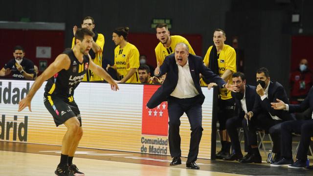 Vidorreta celebra una canasta del Tenerife desde el banquillo