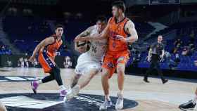 Deck entrando a canasta ante Valencia Basket