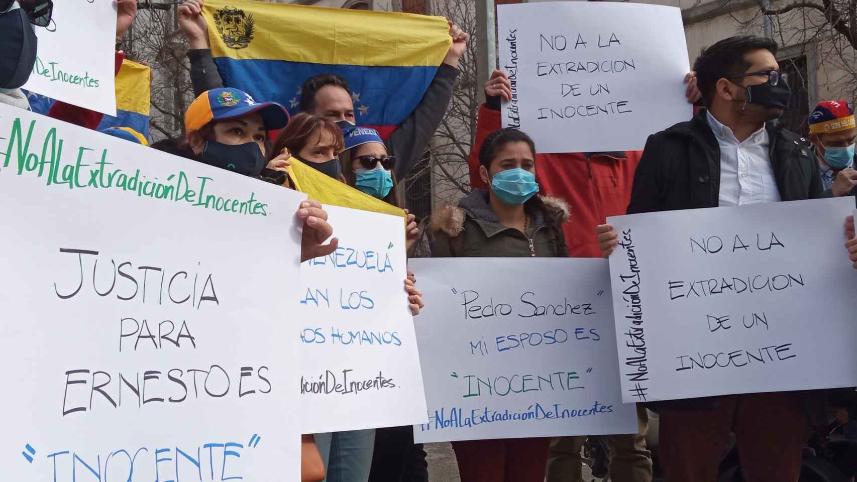 Cismary Marcano, junto a activistas de Refugiados sin Fronteras y otros exiliados venezolanos, a las puertas del Tribunal Supremo, en Madrid.