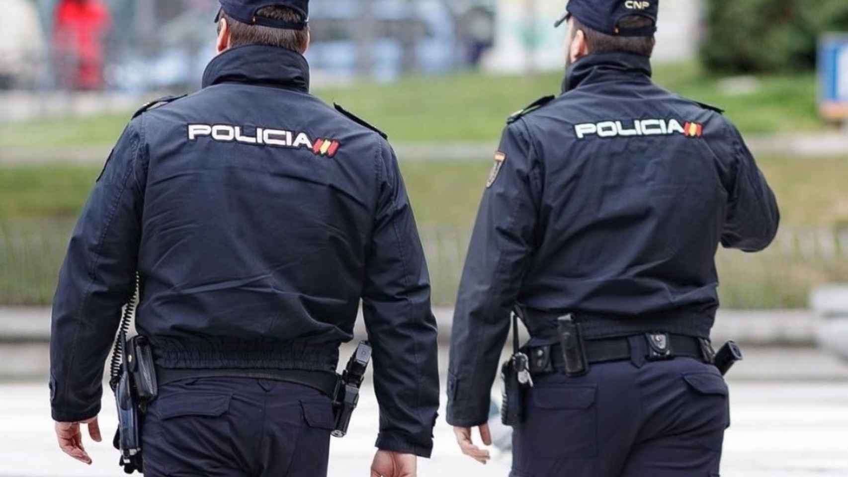 Dos agentes de la Policía Nacional.