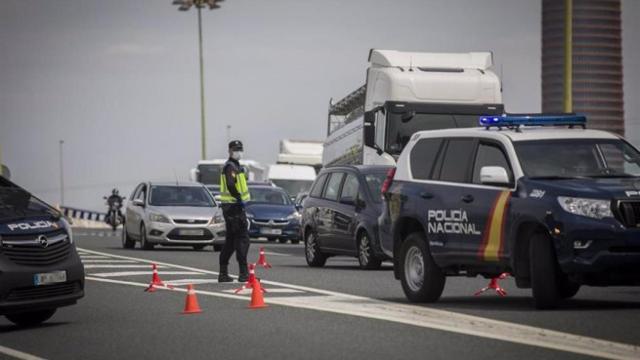 Un control de la Guardia Civil a la salida de Sevilla.