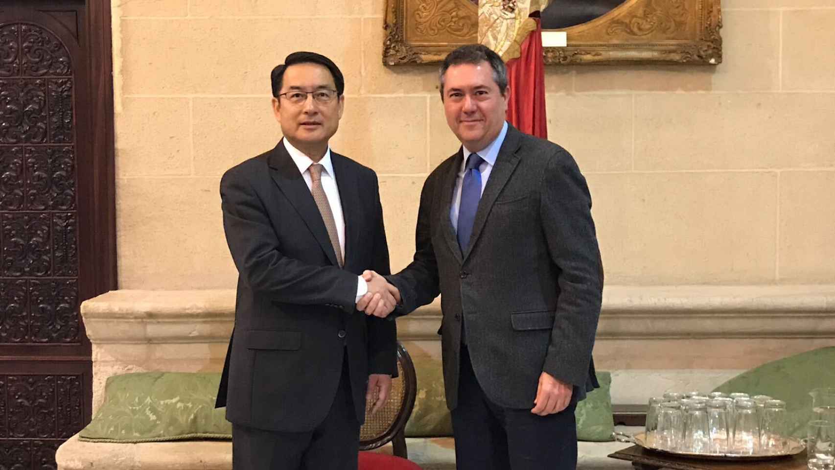 Juan Espadas con el anterior embajador de China en España, Lyu Fan