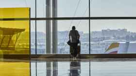 Un pasajero espera en una terminal del aeropuerto madrileño.