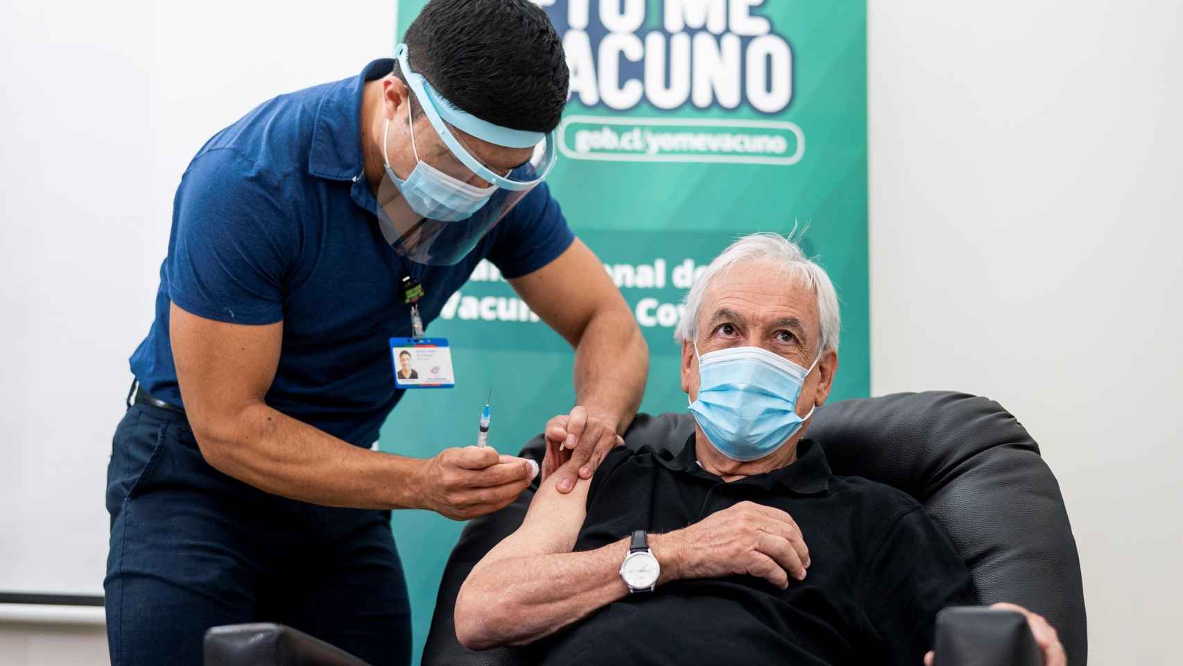 El presidente de Chile, Sebastián Piñera, mientras recibe la primera dosis de la vacuna contra la Covid-19 del laboratorio chino Sinovac.