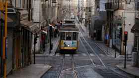 Los populares tranvías de Lisboa en una ciudad fantasma por el confinamiento.